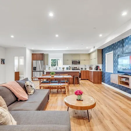 Luxurious Townhome W/3 Master Suites Gated Parking